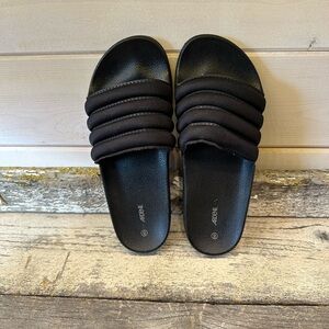 Ardene | Black Comfy Quilted Pool Slides